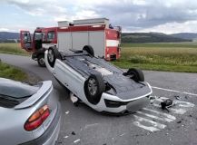 Po nehodě jedno z vozidel skončilo v poli, druhé na střeše