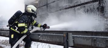 Provoz na dálnici D 11 zastavil požár kamionu. Jeho řidič byl duchapřítomný, tahač zachránil