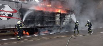 Provoz na dálnici D 11 zastavil požár kamionu. Jeho řidič byl duchapřítomný, tahač zachránil