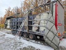 Provoz na dálnici D 11 zastavil požár kamionu. Jeho řidič byl duchapřítomný, tahač zachránil