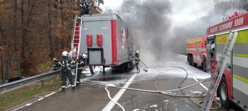 Provoz na dálnici D 11 zastavil požár kamionu. Jeho řidič byl duchapřítomný, tahač zachránil