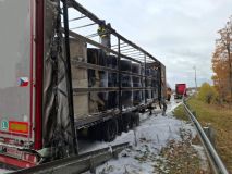 Provoz na dálnici D 11 zastavil požár kamionu. Jeho řidič byl duchapřítomný, tahač zachránil