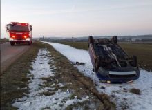 Auto na střeše v poli, i střet dvou vozů kvůli námraze. Na silnicích to klouže, buďte opatrní