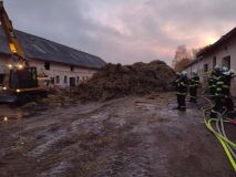 Aktualizace: Patnáct jednotek hasičů zdolává požár starého objektu v Poličcce, kde byly skladovány balíky se slámou
