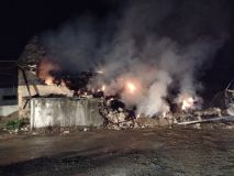 Aktualizace: Patnáct jednotek hasičů zdolává požár starého objektu v Poličcce, kde byly skladovány balíky se slámou