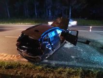 Obrazem: Řidič nezvládl v Gruně řízení, auto bylo zmuchlané jak papír