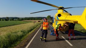 FOTO: Řidička zůstala uvězněná v převráceném autě, museli ji vyprošťovat