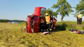 FOTO: Řidička zůstala uvězněná v převráceném autě, museli ji vyprošťovat