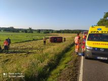 FOTO: Řidička zůstala uvězněná v převráceném autě, museli ji vyprošťovat