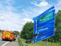 Auto vyjelo mimo  vozovku, převrátilo se přes střechu a poškodilo svodidla, dopravní značení i oplocení, řidič utrpěl zranění