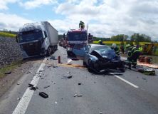 Po čelním střetu vozidel na silnici I/35 hasiči z auta vyprošťovali řidiče. Do nemocnice ho transportoval vrtulník