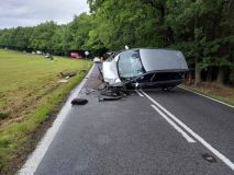 Nechtěný kaskadérský závěr jízdy mělo vozidlo po nárazu do stromu v Horním Jelení. Mobil přivolal pomoc