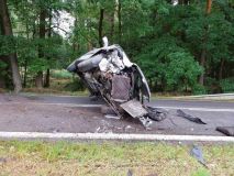 Nechtěný kaskadérský závěr jízdy mělo vozidlo po nárazu do stromu v Horním Jelení. Mobil přivolal pomoc