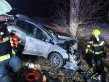 Obrazem: Auto vletělo do stromu, řidiče museli hasiči vyprošťovat