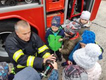 Obrazem: Hasiči vyrazili za dětmi do školek a přivezli i hasičské auto