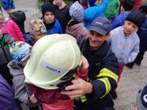 Obrazem: Hasiči vyrazili za dětmi do školek a přivezli i hasičské auto