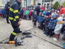 Obrazem: Hasiči vyrazili za dětmi do školek a přivezli i hasičské auto