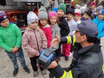 Obrazem: Hasiči vyrazili za dětmi do školek a přivezli i hasičské auto