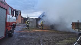 Deset jednotek hasičů spěchalo k požáru dílny, jeden zaměstnanec byl zraněn, při požáru zemřela zvířata