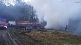 Deset jednotek hasičů spěchalo k požáru dílny, jeden zaměstnanec byl zraněn, při požáru zemřela zvířata