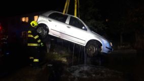 Obrazem: Žena nezvládla řízení a vykoupala auto v požární nádrži