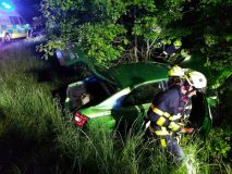 Jedno auto v příkopu, druhé v porostu. Obě noční nehody si vyžádaly zranění
