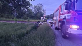 Jedno auto v příkopu, druhé v porostu. Obě noční nehody si vyžádaly zranění