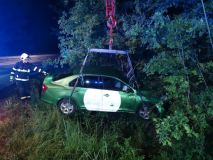 Jedno auto v příkopu, druhé v porostu. Obě noční nehody si vyžádaly zranění
