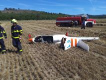 Obrazem: Na úpatí Železných hor spadlo letadlo, pilot se stačil katapultovat