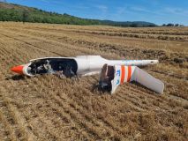 Obrazem: Na úpatí Železných hor spadlo letadlo, pilot se stačil katapultovat