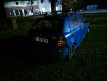 Ke srážce tří aut se zraněním došlo v Dlouhé Loučce. Jeden z havarovaných vozů byl policejní