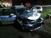 Ke srážce tří aut se zraněním došlo v Dlouhé Loučce. Jeden z havarovaných vozů byl policejní