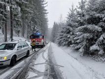 Nehoda u Rudoltic, vyproštění vozidla a pád stromu. Nečekaná sněhová nadílka zaměstnala dobrovolné hasiče