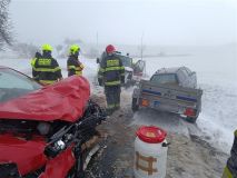Nehoda u Rudoltic, vyproštění vozidla a pád stromu. Nečekaná sněhová nadílka zaměstnala dobrovolné hasiče