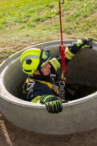 Obrazem: Zachraňovat kohokoli uvízlého ve studni není lehký úkol