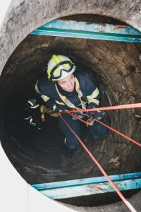 Obrazem: Zachraňovat kohokoli uvízlého ve studni není lehký úkol