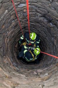 Obrazem: Zachraňovat kohokoli uvízlého ve studni není lehký úkol