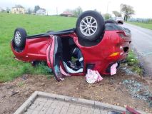 Vůz v příkopu u Ústí nad Orlicí a auto na střeše i Mistrovic. Bilance, pět zraněných