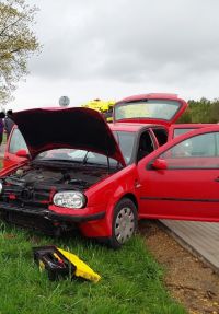 Vůz v příkopu u Ústí nad Orlicí a auto na střeše i Mistrovic. Bilance, pět zraněných