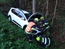 Vůz v příkopu u Ústí nad Orlicí a auto na střeše i Mistrovic. Bilance, pět zraněných