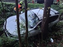 Vůz v příkopu u Ústí nad Orlicí a auto na střeše i Mistrovic. Bilance, pět zraněných
