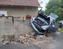 Auto nárazem částečně zbořilo betonový plot u rodinného domu, cestující utrpěl zranění