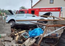Auto nárazem částečně zbořilo betonový plot u rodinného domu, cestující utrpěl zranění