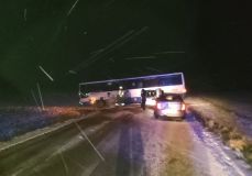 Obrazem: Autobus přes silnici a další dopravní nehody. Čerstvý sníh a námrazu neustáli někteří řidiči v Pardubickém kraji