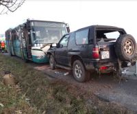 Autobus co vezl 15 cestujících se v Jezbořicích čelně srazil s osoním autem