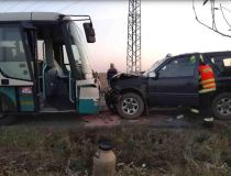 Autobus co vezl 15 cestujících se v Jezbořicích čelně srazil s osoním autem
