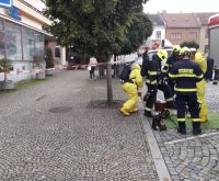 Pracovnice banky otevřela neznámou lahvičku, přičichla k ní a udělalo se jí zle. Do banky vyrazila průzkumná jednotka