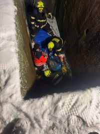 Muž spadl do tři metry hlubokého příkopu u pěchotního srubu, utrpěl zranění. Jeho záchrana byla obtížná