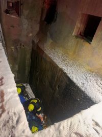 Muž spadl do tři metry hlubokého příkopu u pěchotního srubu, utrpěl zranění. Jeho záchrana byla obtížná