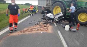 Obrazem: Vážná nehoda u Stojic, motocyklista vlétl do traktoru